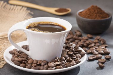 Kahve fincanı kahve çekirdekleri - Çöreklerin ile