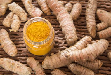 Kökleri ve cam kap - Curcuma longa içinde organik zerdeçal tozu