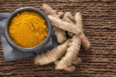 Kökleri ve organik zerdeçal - Curcuma longa toz