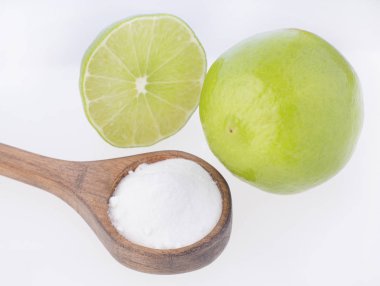 Limon ve ahşap masa üzerinde kabartma tozu