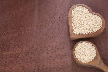 Ahşap masa üzerinde organik susam