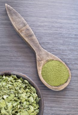 Yaprakları ve moringa tozu (Moringa oleifera)