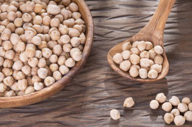 Kabın içinde çiğ nohut