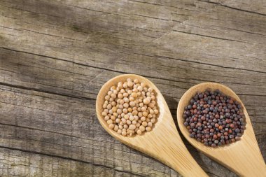 Sarı ve siyah hardal taneleri