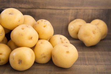 Ahşap arka planda sarı patates - Solanum phureja