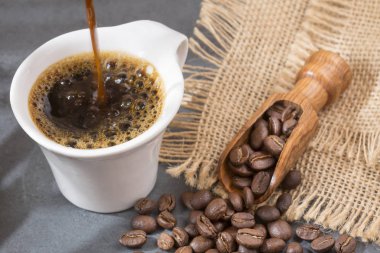 Kahve fincanı kahve çekirdekleri - Çöreklerin ile