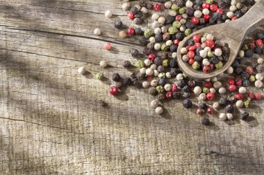 Rustik arka plan rengine karışık biber