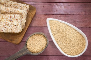 Tahıl ve bar (Amaranthus solmayan çiçek)