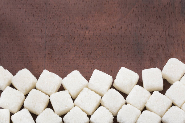 Белый сахар, рафинированный и гранулированный в кубиках
