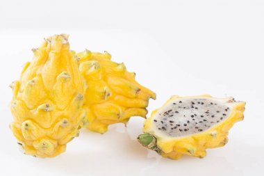 Beyaz arka planda - Selenicereus megalanthus sarı pitahaya ya da ejderha meyve