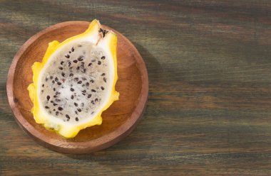 Ahşap arka plan - Selenicereus megalanthus sarı pitahaya ya da ejderha meyve