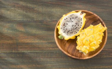 Ahşap arka plan - Selenicereus megalanthus sarı pitahaya ya da ejderha meyve