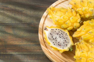 Ahşap arka plan - Selenicereus megalanthus sarı pitahaya ya da ejderha meyve