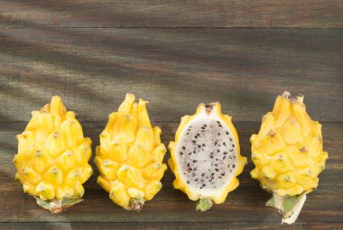 Ahşap arka plan - Selenicereus megalanthus sarı pitahaya ya da ejderha meyve