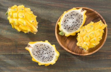 Ahşap arka plan - Selenicereus megalanthus sarı pitahaya ya da ejderha meyve