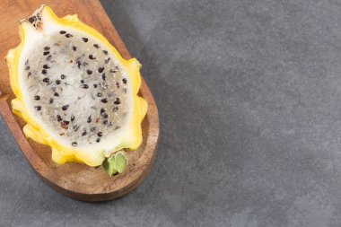 Nötr arka plan - Selenicereus megalanthus sarı pitahaya ya da ejderha meyve