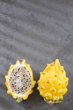 Nötr arka plan - Selenicereus megalanthus sarı pitahaya ya da ejderha meyve