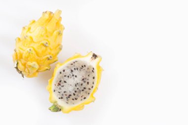 Beyaz arka planda - Selenicereus megalanthus sarı pitahaya ya da ejderha meyve