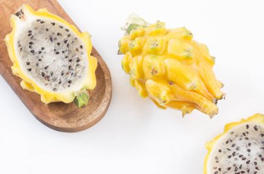 Beyaz arka planda - Selenicereus megalanthus sarı pitahaya ya da ejderha meyve