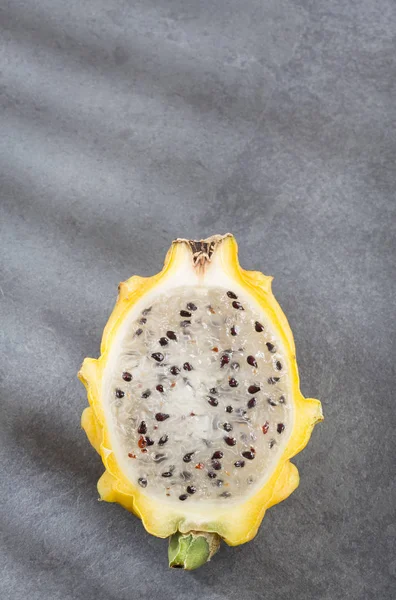 Nötr arka plan - Selenicereus megalanthus sarı pitahaya ya da ejderha meyve