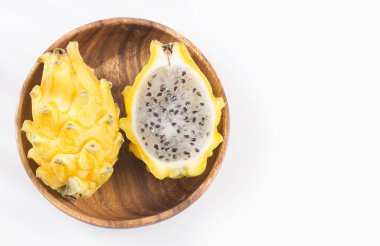 Beyaz arka planda - Selenicereus megalanthus sarı pitahaya ya da ejderha meyve