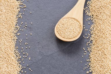 Ahşap kaşıkta organik amaranth tohumları - Amaranthus