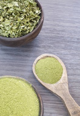 Yaprakları ve moringa tozu (Moringa oleifera)