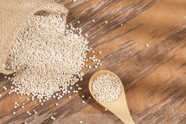 Organik quinoa tohumları kase ve kaşık