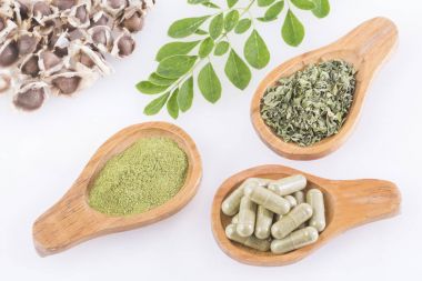 Tohumlar, toz, yaprakları ve moringa kapsül - Moringa oleifera