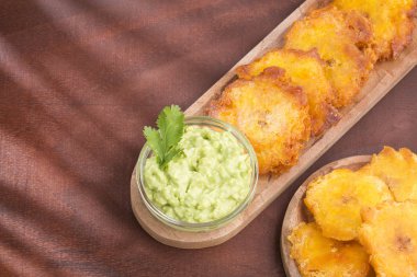 Düzleştirilmiş adet yeşil muz (tostn, tachino Patacn kızarmış)