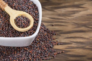 Siyah hardal taneleri kabın içinde