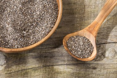 Chia tohum ahşap kase ve kaşık