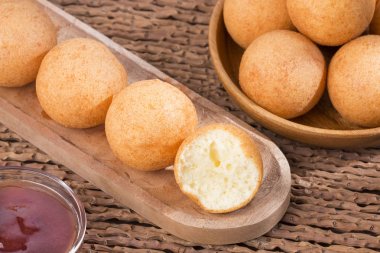 Geleneksel Kolombiya bunuelos (derin kızarmış peynir ekmek)