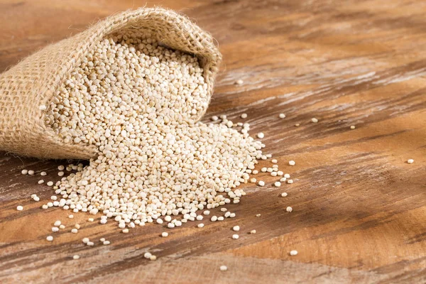 Οργανική quinoa σπόρους στην τσάντα πανί — Φωτογραφία Αρχείου