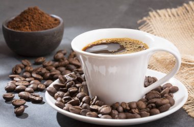 Kahve fincanı kahve çekirdekleri - Çöreklerin ile