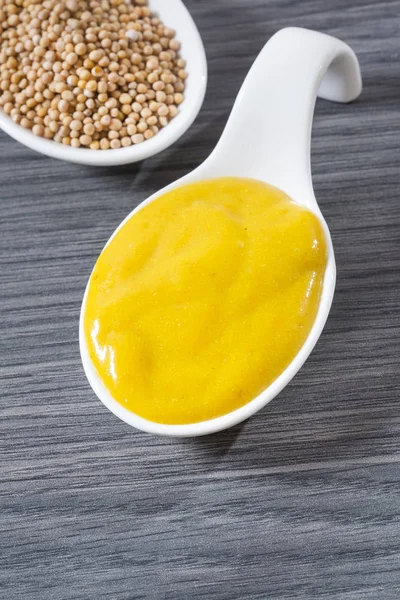 Salsa e semi di senape gialla - Sinapis alba — Foto Stock