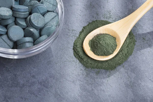 Spirulina poeder en pillen - Spirulina — Stockfoto