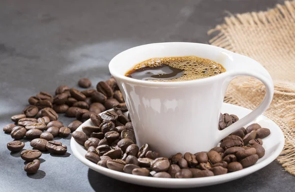 Kaffekopp med kaffebönor - Coffea — Stockfoto