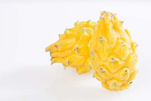 Gelbe Pitahaya oder Drachenfrucht auf weißem Hintergrund — Stockfoto