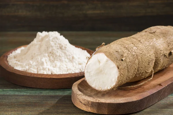 Maniok i mąki na podłoże drewniane - Manihot esculenta — Zdjęcie stockowe