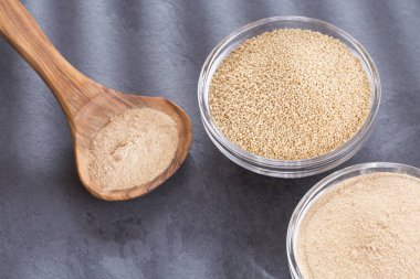 Solmayan çiçek tohumu ve toz. Rustik arka plan - Amaranthus