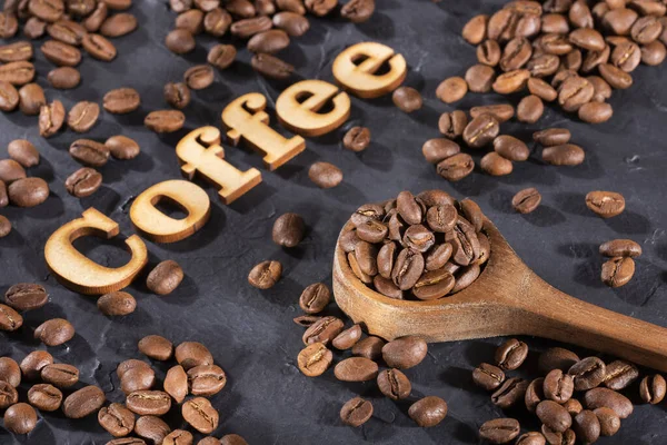 Coffea - rostade kaffebönor. Textutrymme — Stockfoto