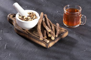 Glicyrhiza glabra - Bir fincan bitki çayı meyankökü