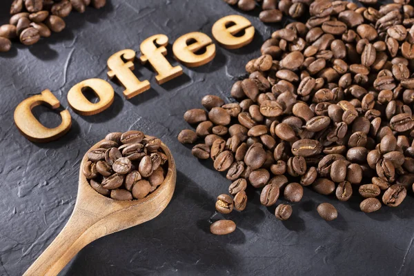 Ord kaffe i träbokstäver - Rostade kaffebönor. — Stockfoto