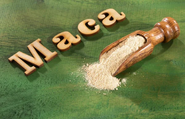 Polvo seco de maca orgánica - Lepidium meyenii. Palabra maca en letras de madera —  Fotos de Stock