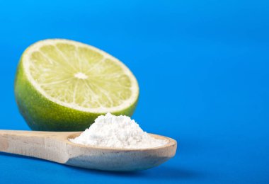 Kabartma tozu ile taze dilimlenmiş kireç - metin alanı