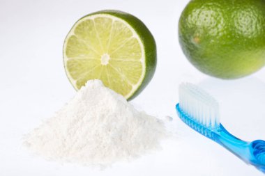 Taze dilimlenmiş kireç, kabartma tozu ve diş fırçası - metin alanı