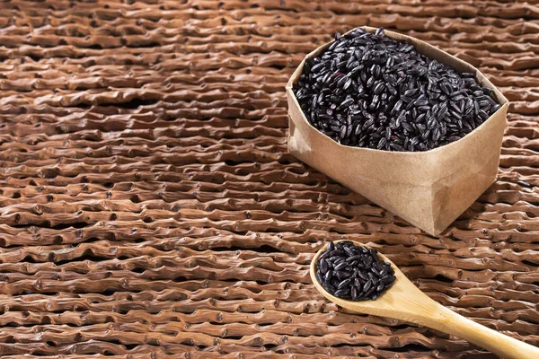 Oryza sativa - organiczny surowy czarny ryż — Zdjęcie stockowe
