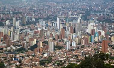 Medellin, Antioquia / Kolombiya - Aralık 03, 2019. Medellin şehrinin genel görünümü. Medellin, Kolombiya 'da bir şehirdir..