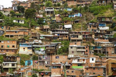 Medellin, Antioquia / Kolombiya - Aralık 03, 2019. Medellin 'in doğusunda bulunan 13 de Noviembre Mahallesi, 13 bin kişinin yaşadığı 17 hektarlık bir alan.